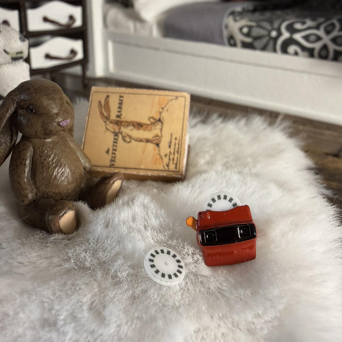 1:12 Scale Miniature Viewfinder Toy | Red Retro Reel Viewer, Dollhouse Nursery Decor